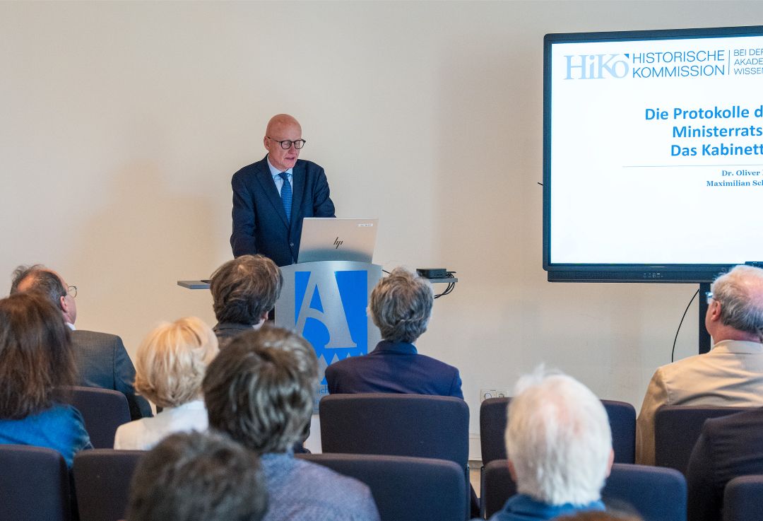 Prof. Dr. Reinhard Stauber (Universität Klagenfurt) begrüßt als Präsident der Historischen Kommission die Anwesenden.